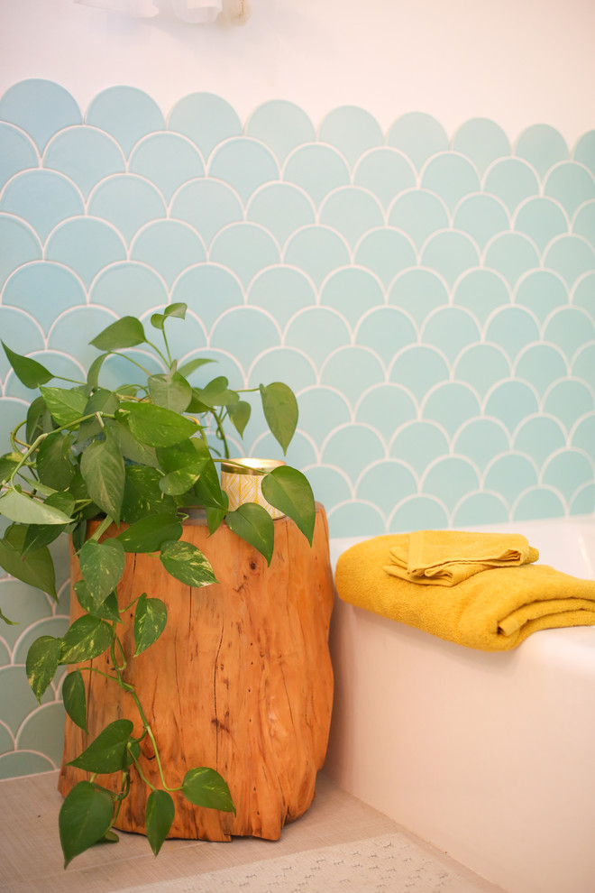 На фото: детская ванная комната среднего размера в стиле фьюжн с белыми фасадами, душем над ванной, синей плиткой, керамической плиткой и белыми стенами с