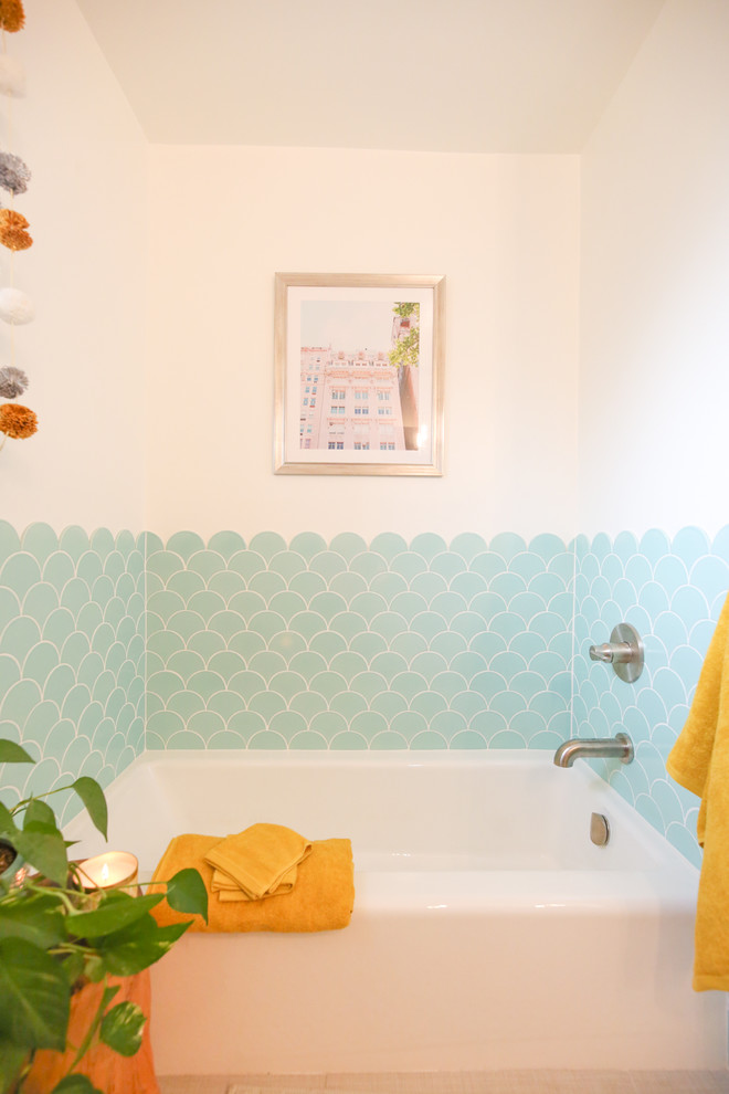 Exempel på ett mellanstort eklektiskt badrum för barn, med vita skåp, en dusch/badkar-kombination, blå kakel, keramikplattor och vita väggar