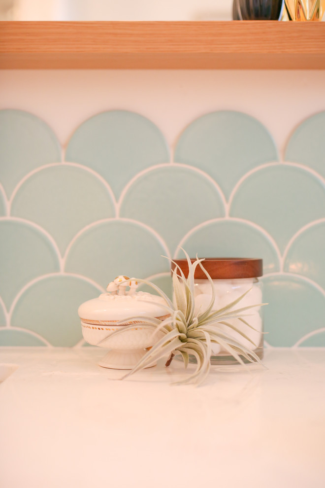 Источник вдохновения для домашнего уюта: детская ванная комната среднего размера в стиле фьюжн с белыми фасадами, душем над ванной, синей плиткой, керамической плиткой и белыми стенами