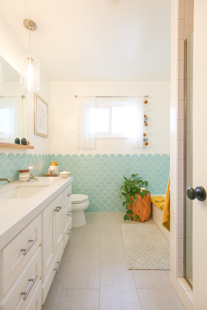 Foto de cuarto de baño infantil bohemio de tamaño medio con puertas de armario blancas, combinación de ducha y bañera, baldosas y/o azulejos azules, baldosas y/o azulejos de cerámica y paredes blancas