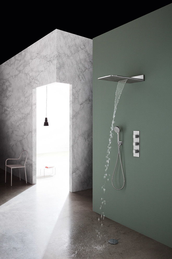 Modelo de cuarto de baño actual con ducha abierta