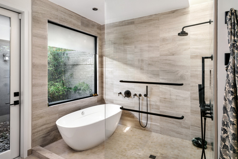 Exempel på ett stort modernt vit vitt en-suite badrum, med släta luckor, vita skåp, ett fristående badkar, en öppen dusch, beige kakel, keramikplattor, vita väggar, klinkergolv i keramik, ett undermonterad handfat, bänkskiva i kvarts, beiget golv och med dusch som är öppen