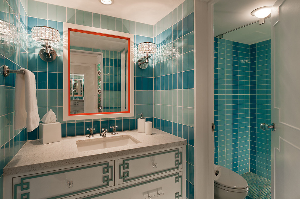 Стильный дизайн: ванная комната среднего размера в современном стиле с душевой кабиной, накладной раковиной, белыми фасадами, душем в нише, синей плиткой, керамической плиткой и синими стенами - последний тренд