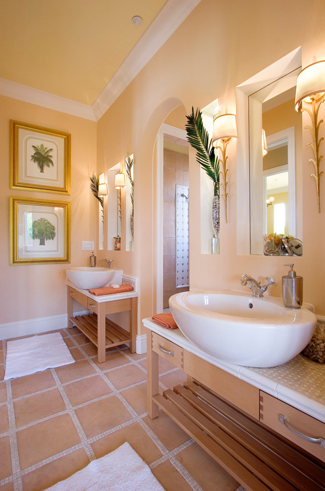 Пример оригинального дизайна: ванная комната в современном стиле с настольной раковиной, желтыми стенами и полом из терракотовой плитки