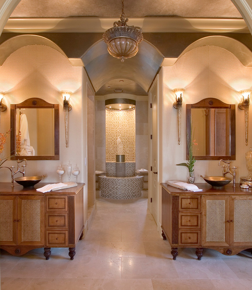 Imagen de cuarto de baño clásico con baldosas y/o azulejos en mosaico y lavabo sobreencimera
