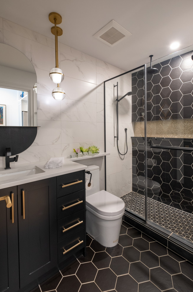 Стильный дизайн: ванная комната в современном стиле с фасадами в стиле шейкер, черными фасадами, черной плиткой, белыми стенами, врезной раковиной, черным полом и белой столешницей - последний тренд