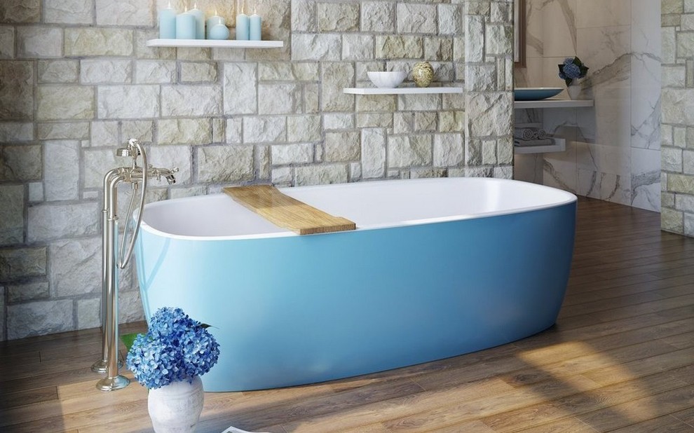 Пример оригинального дизайна: главная ванная комната среднего размера в современном стиле с отдельно стоящей ванной