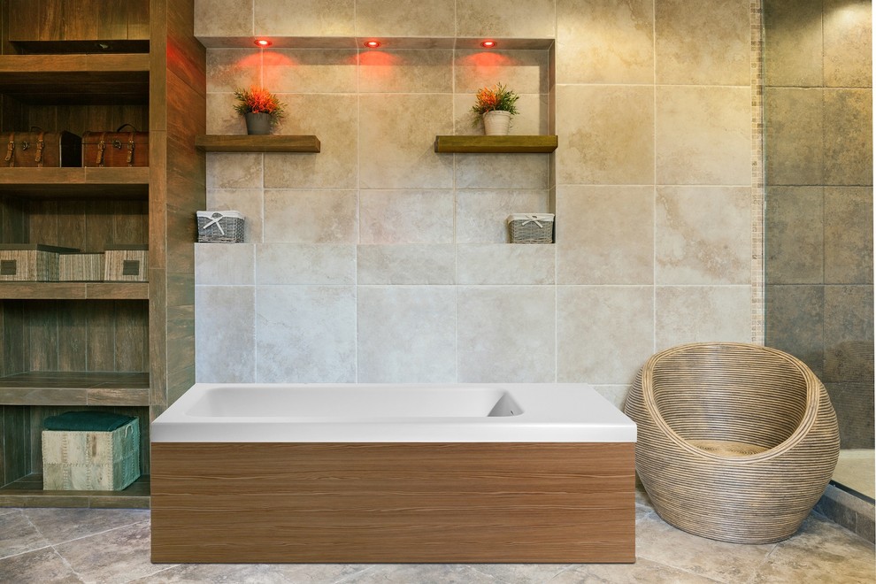 Foto på ett mellanstort funkis en-suite badrum, med ett badkar i en alkov