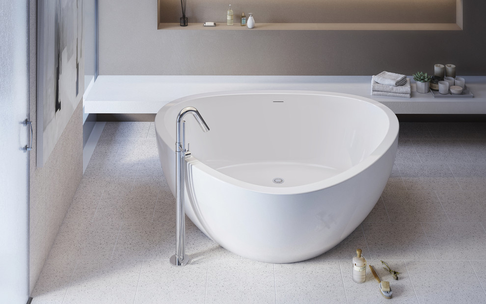 Immagine di una grande stanza da bagno minimal con vasca freestanding, pareti bianche e pavimento in legno massello medio
