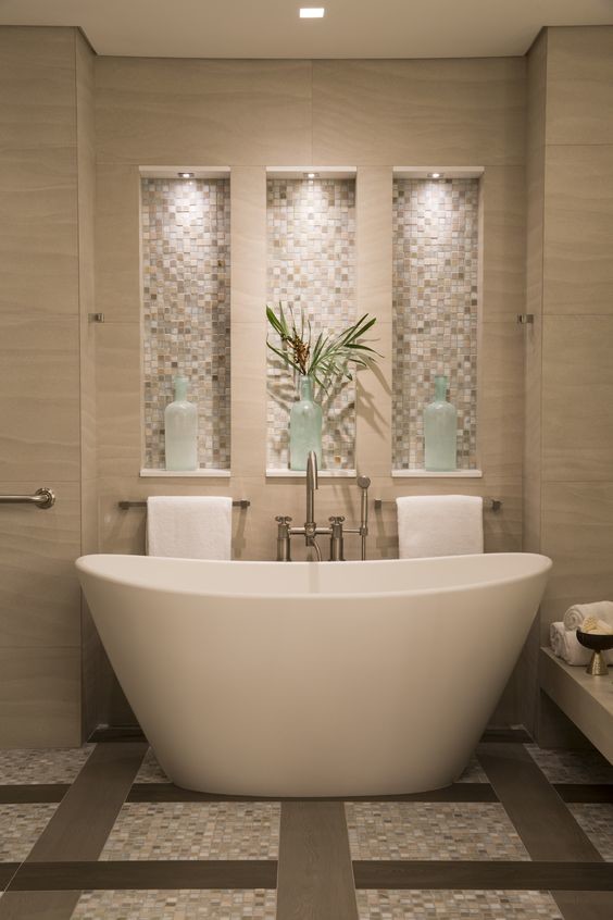 Ispirazione per una stanza da bagno padronale moderna di medie dimensioni con vasca freestanding