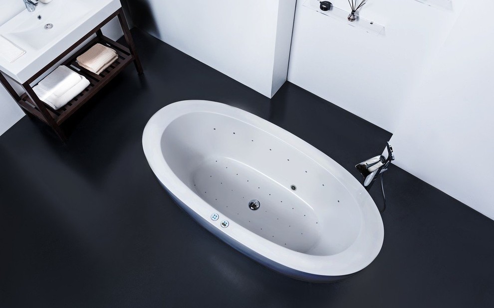 Inspiration för stora moderna en-suite badrum, med ett fristående badkar