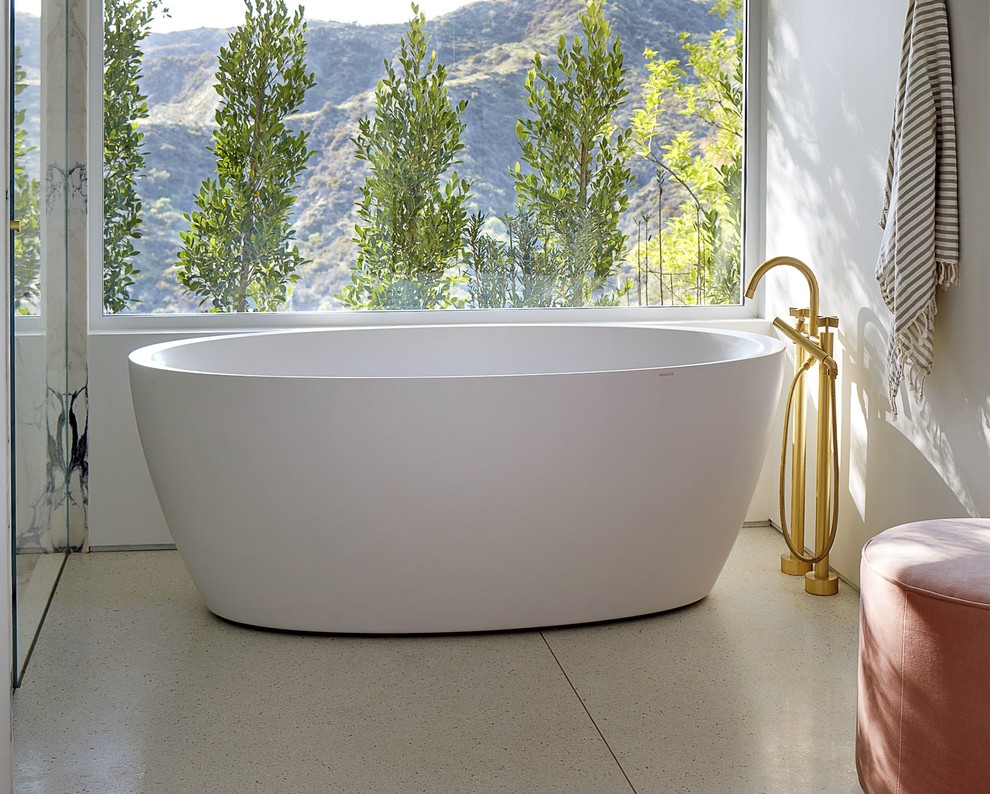 Idéer för ett mellanstort minimalistiskt en-suite badrum, med vita skåp och ett fristående badkar