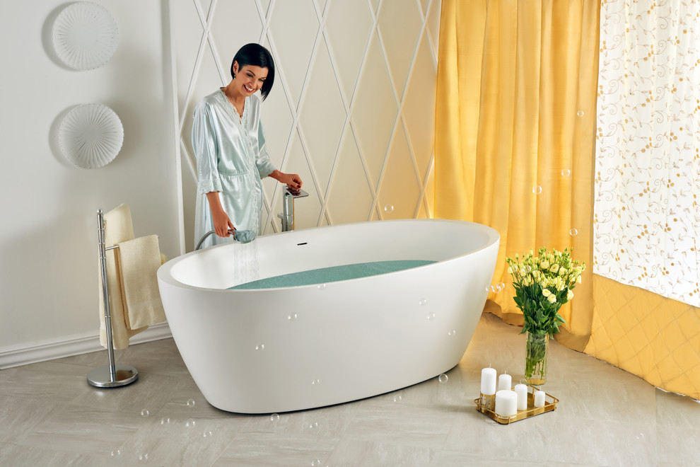 Immagine di una stanza da bagno padronale classica di medie dimensioni con vasca freestanding, vasca/doccia, pareti bianche e pavimento grigio