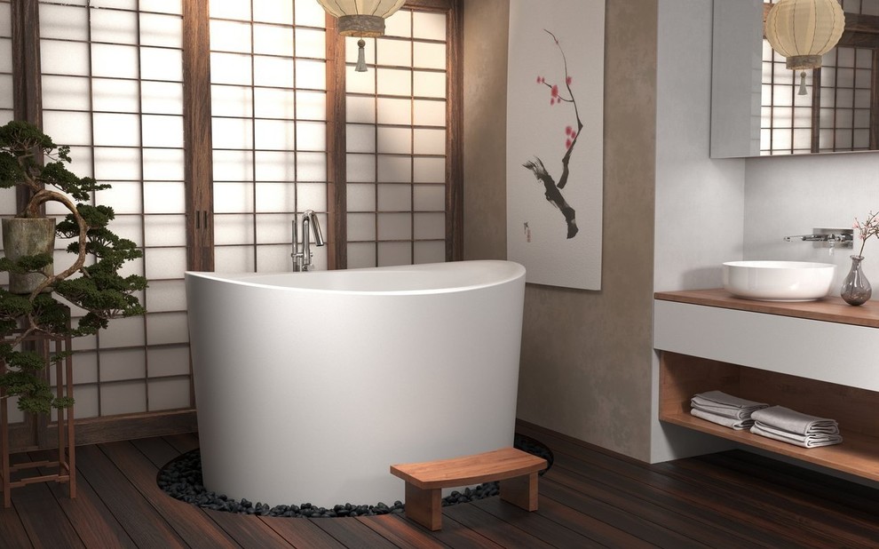 На фото: маленькая главная ванная комната в восточном стиле с японской ванной для на участке и в саду с