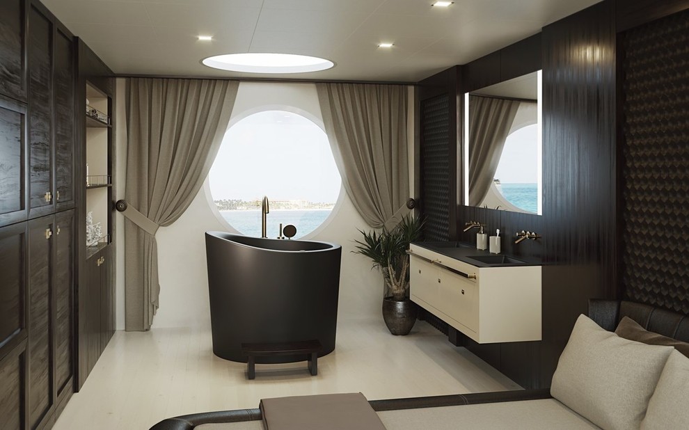 Inredning av ett asiatiskt litet en-suite badrum, med ett japanskt badkar