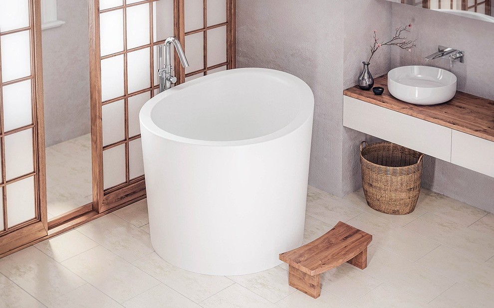 На фото: маленькая главная ванная комната в восточном стиле с японской ванной для на участке и в саду с