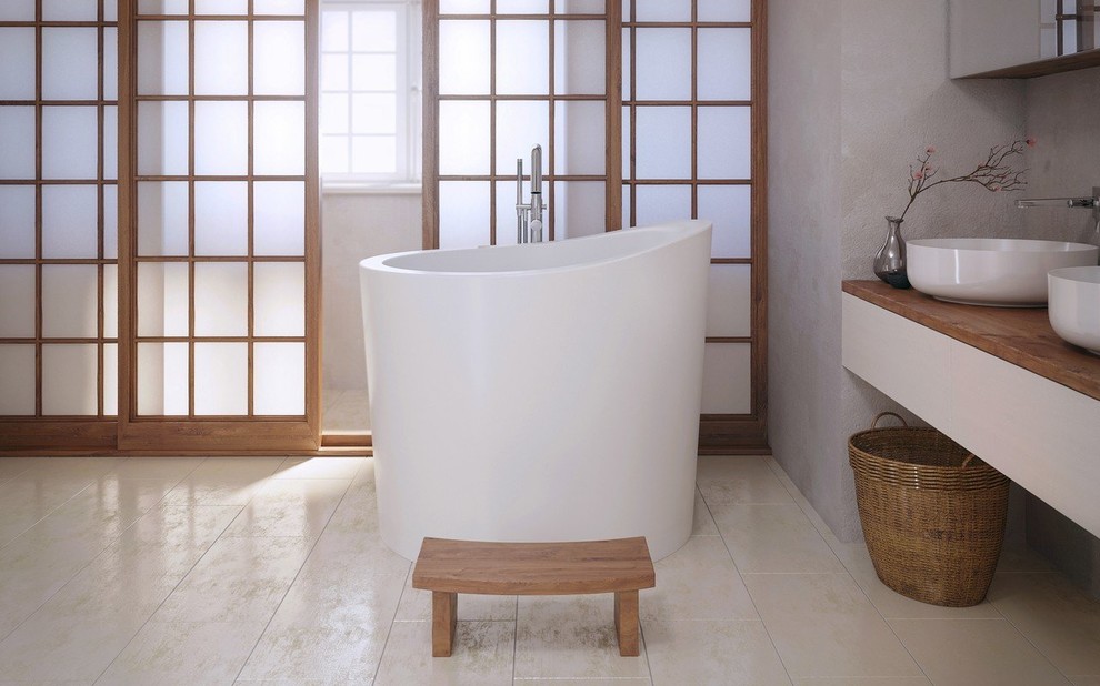 На фото: маленькая главная ванная комната в восточном стиле с японской ванной для на участке и в саду