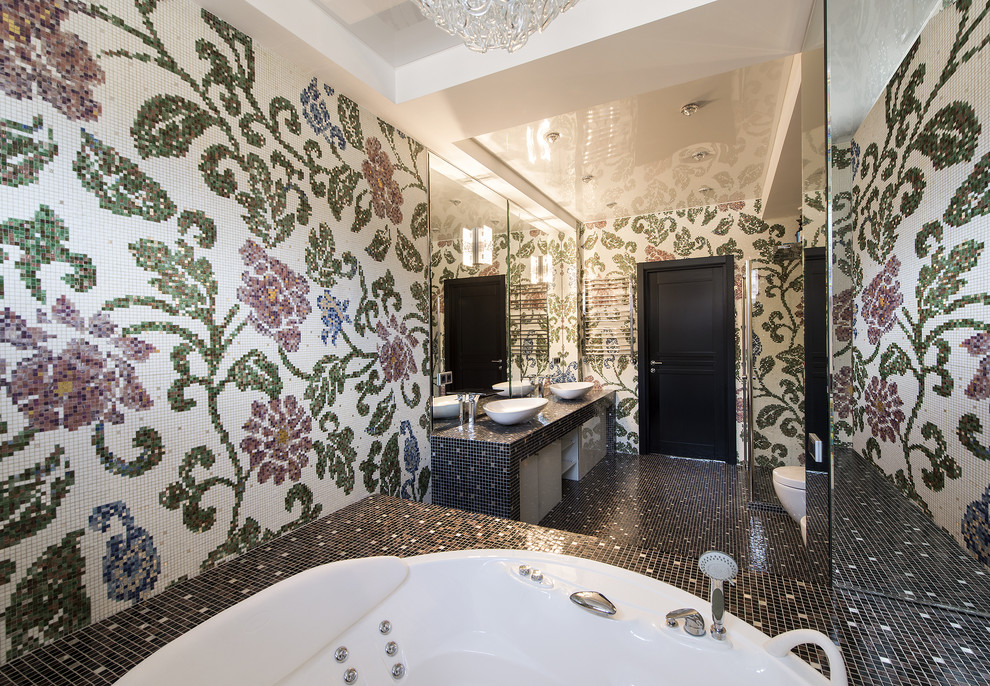 マヨルカ島にある広いエクレクティックスタイルのおしゃれなマスターバスルーム (大型浴槽、シャワー付き浴槽	、マルチカラーの壁、ベッセル式洗面器) の写真