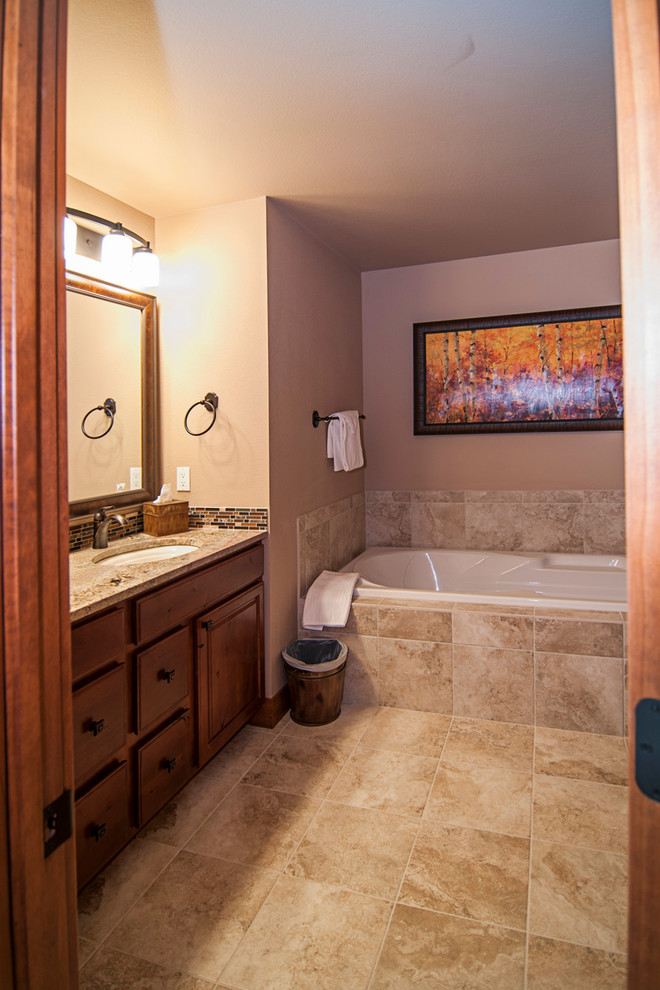 Idéer för stora funkis en-suite badrum, med luckor med profilerade fronter, skåp i mörkt trä, ett platsbyggt badkar, en kantlös dusch, beige kakel, stickkakel, beige väggar, klinkergolv i porslin och marmorbänkskiva