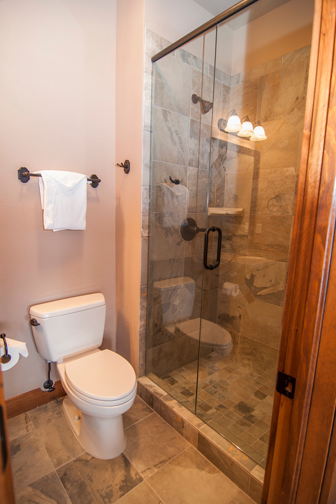 Idéer för att renovera ett litet rustikt badrum med dusch, med keramikplattor, beige väggar och klinkergolv i keramik