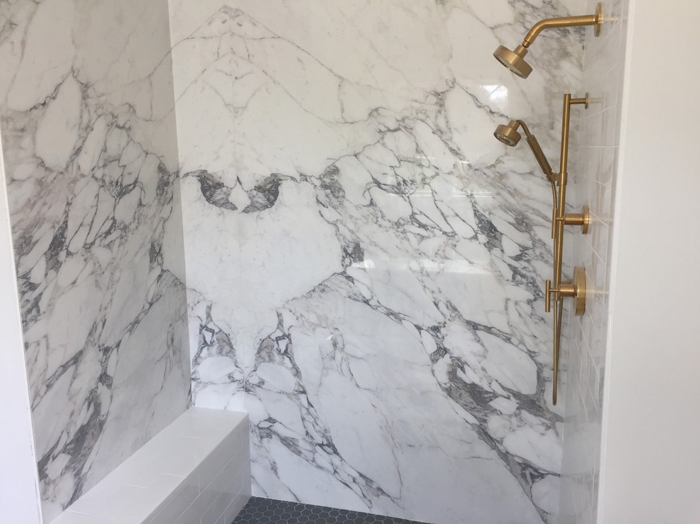 Esempio di una grande stanza da bagno padronale design con doccia aperta, piastrelle bianche, piastrelle in gres porcellanato, pavimento in gres porcellanato e pavimento nero