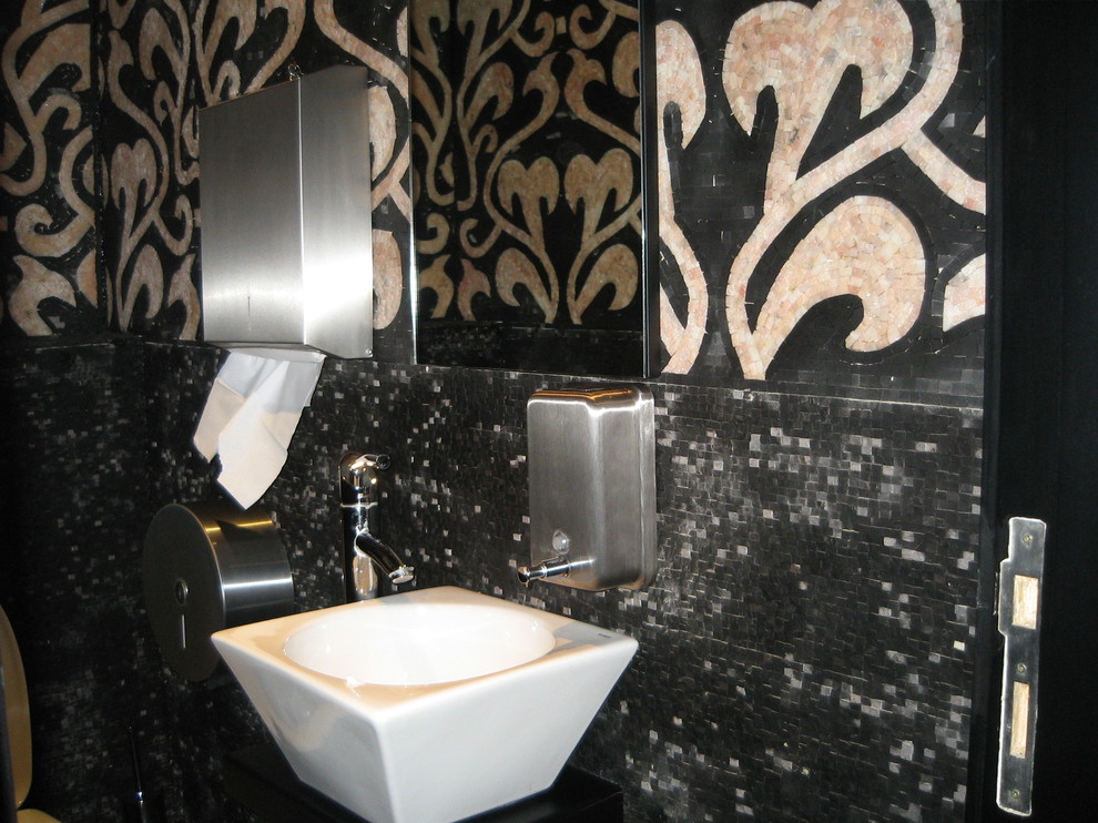 На фото: туалет в современном стиле с разноцветной плиткой и плиткой мозаикой