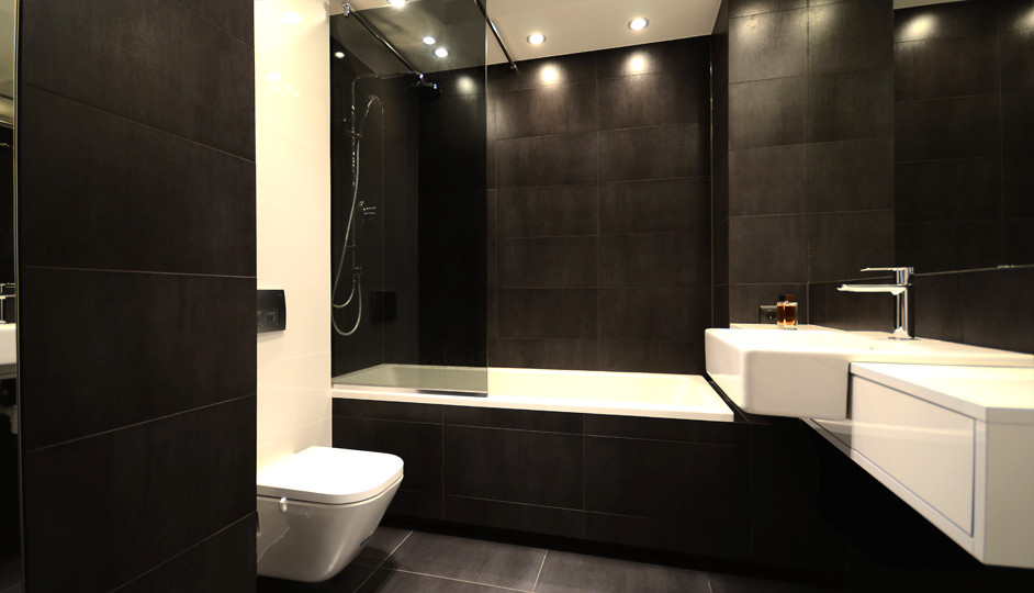 Idéer för stora funkis en-suite badrum, med ett nedsänkt handfat, en dusch/badkar-kombination, en toalettstol med hel cisternkåpa, vit kakel, perrakottakakel och svarta väggar