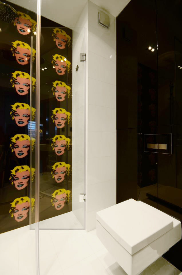 Immagine di una grande stanza da bagno per bambini minimalista con doccia aperta, piastrelle bianche, lastra di vetro, pareti bianche e pavimento con piastrelle in ceramica