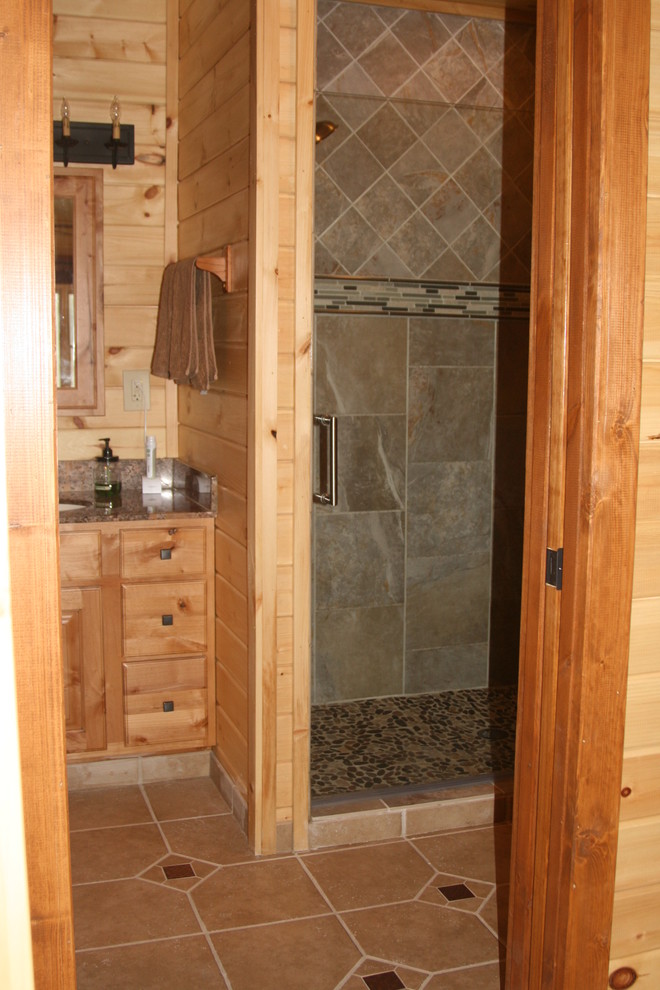 Ispirazione per una stanza da bagno con doccia stile rurale con ante lisce, ante in legno scuro, top in granito, doccia alcova, piastrelle multicolore e piastrelle in ceramica