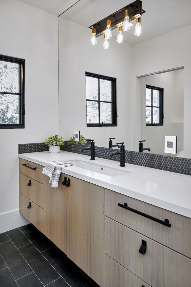 Стильный дизайн: главная ванная комната среднего размера в современном стиле с плоскими фасадами, светлыми деревянными фасадами, черной плиткой, плиткой мозаикой, белыми стенами, врезной раковиной, черным полом, белой столешницей и подвесной тумбой - последний тренд