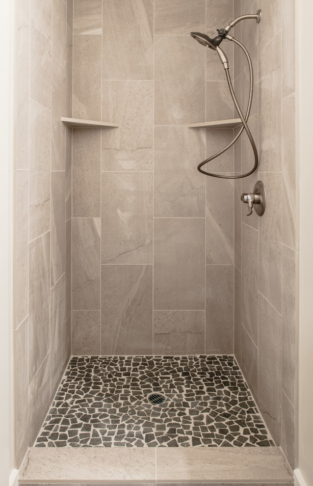 ポートランドにある小さなトランジショナルスタイルのおしゃれな浴室 (シェーカースタイル扉のキャビネット、珪岩の洗面台、アルコーブ型シャワー、グレーのタイル、石タイル、白い壁、コンクリートの床) の写真
