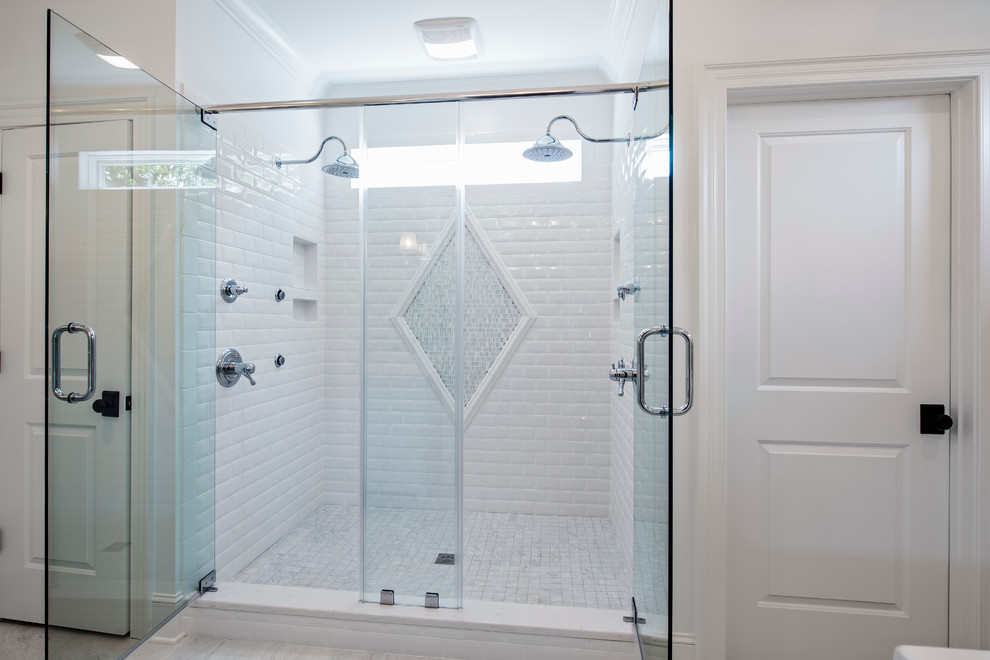 Idéer för ett stort klassiskt en-suite badrum, med släta luckor, blå skåp, en dubbeldusch, en toalettstol med separat cisternkåpa, vit kakel, porslinskakel, vita väggar, marmorgolv, ett undermonterad handfat och marmorbänkskiva