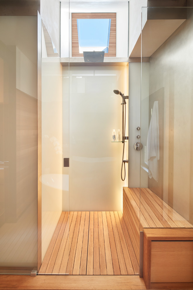 Aménagement d'une salle de bain classique avec un plan de toilette en acier inoxydable.