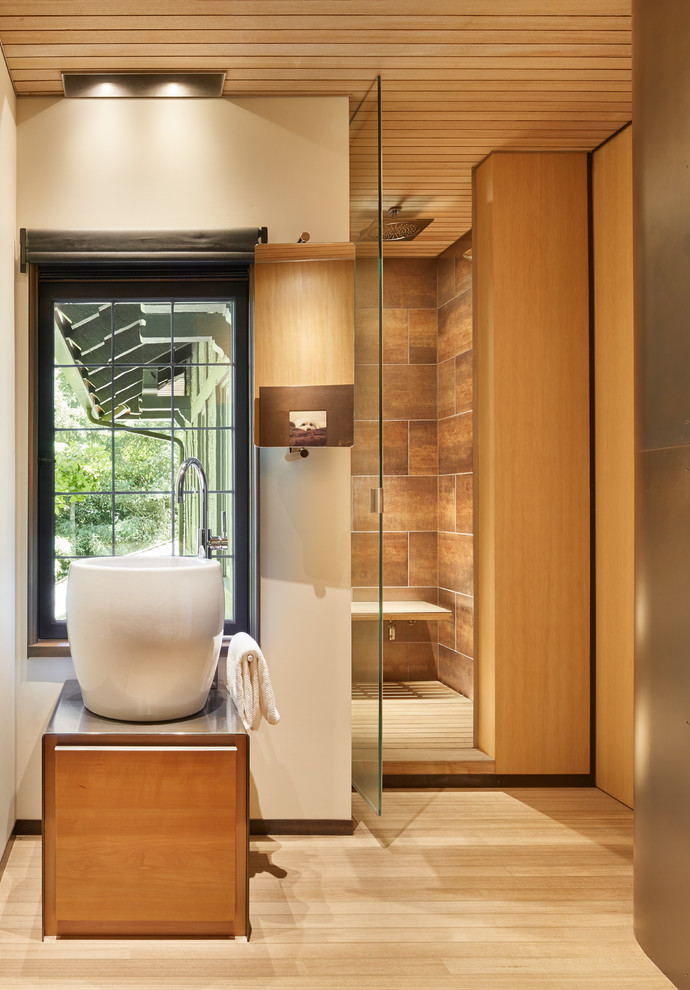 Imagen de cuarto de baño clásico renovado con encimera de acero inoxidable