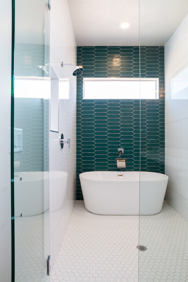 Идея дизайна: главная ванная комната среднего размера в современном стиле с фасадами с утопленной филенкой, коричневыми фасадами, отдельно стоящей ванной, душем без бортиков, унитазом-моноблоком, синей плиткой, керамической плиткой, серыми стенами, полом из керамогранита, врезной раковиной, столешницей из искусственного кварца, серым полом, душем с распашными дверями и белой столешницей