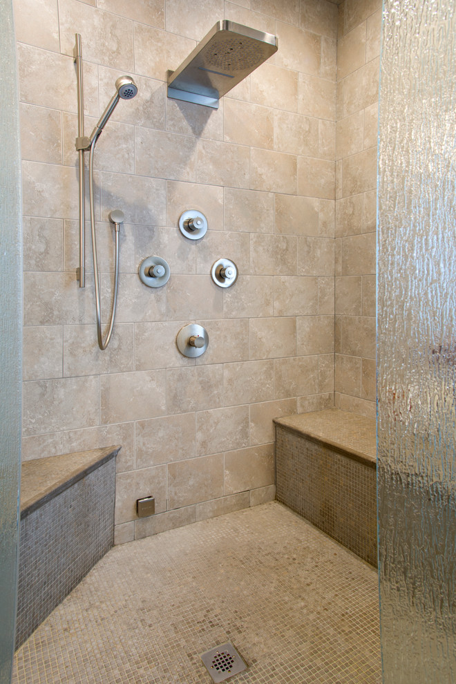 Ejemplo de cuarto de baño clásico renovado con lavabo sobreencimera, bañera exenta y ducha empotrada