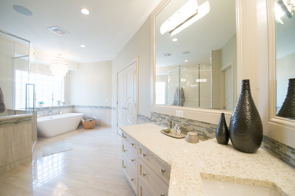 Foto på ett mycket stort vintage en-suite badrum, med ett undermonterad handfat, skåp i shakerstil, vita skåp, bänkskiva i kvarts, ett fristående badkar, en dubbeldusch, beige kakel, porslinskakel, beige väggar och travertin golv