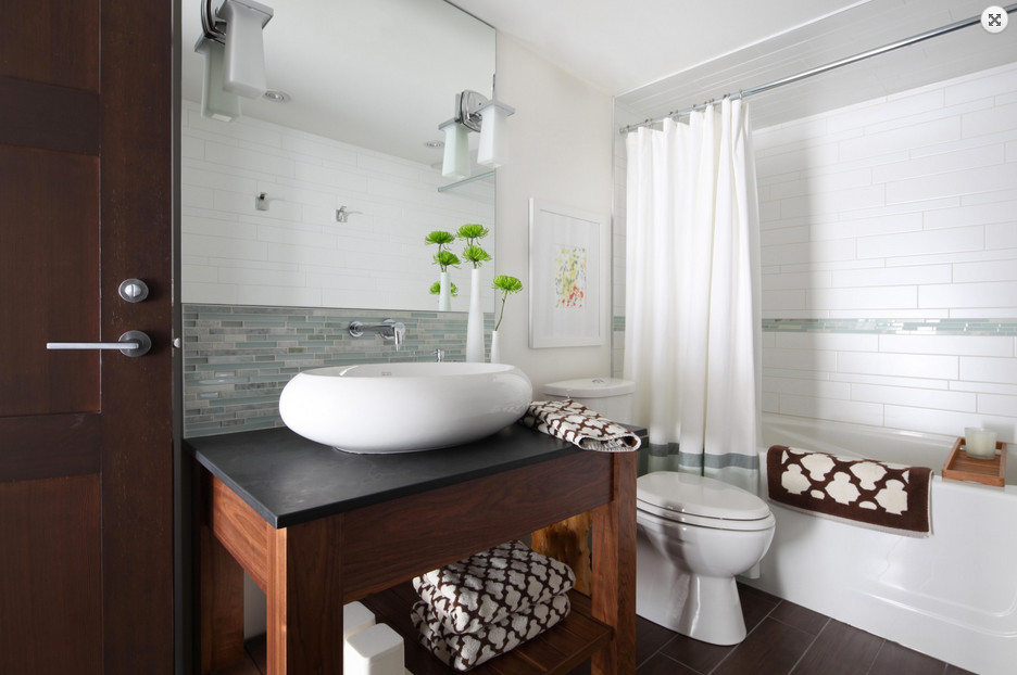 Идея дизайна: главная ванная комната с консольной раковиной, открытыми фасадами, темными деревянными фасадами, столешницей терраццо, ванной в нише, душем над ванной, белой плиткой и белыми стенами