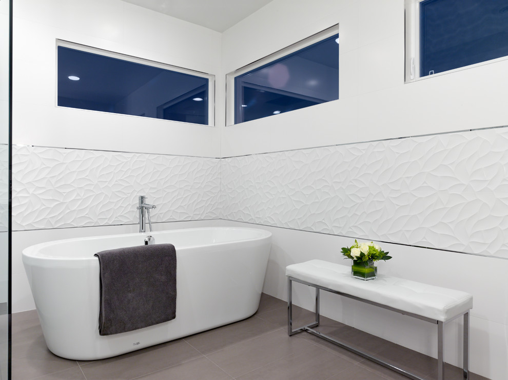 Diseño de cuarto de baño actual con bañera exenta, baldosas y/o azulejos blancos y paredes blancas