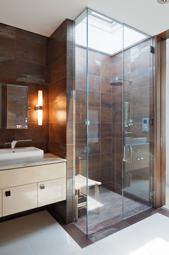 Idee per una stanza da bagno moderna di medie dimensioni con lavabo a bacinella, ante lisce, ante in legno chiaro, top in marmo, doccia ad angolo, piastrelle marroni, piastrelle in gres porcellanato e pavimento in gres porcellanato