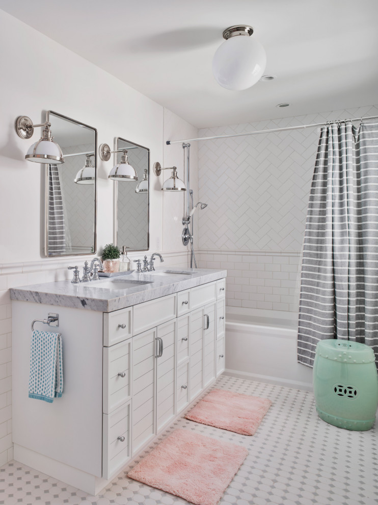Inspiration för stora klassiska grått badrum med dusch, med vita skåp, ett badkar i en alkov, en dusch/badkar-kombination, vit kakel, vita väggar, ett undermonterad handfat, flerfärgat golv, dusch med duschdraperi och släta luckor