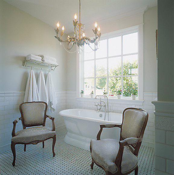 Immagine di una grande stanza da bagno padronale tradizionale con vasca freestanding, piastrelle bianche, piastrelle in ceramica, pareti bianche e pavimento con piastrelle in ceramica