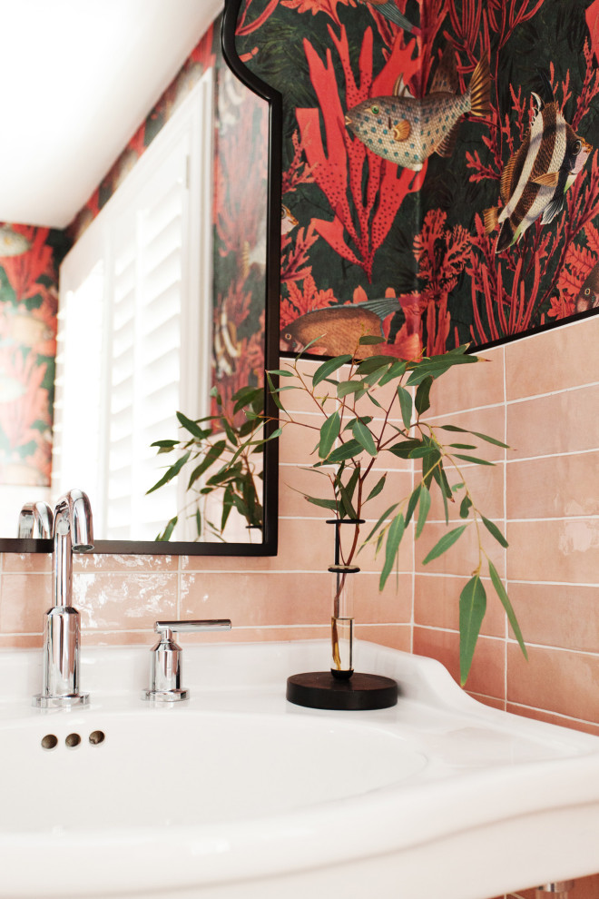 Идея дизайна: маленькая ванная комната в стиле фьюжн с открытыми фасадами, белыми фасадами, открытым душем, розовой плиткой, керамогранитной плиткой, разноцветными стенами, мраморным полом, душевой кабиной, монолитной раковиной, серым полом, открытым душем, белой столешницей, тумбой под одну раковину, напольной тумбой и обоями на стенах для на участке и в саду