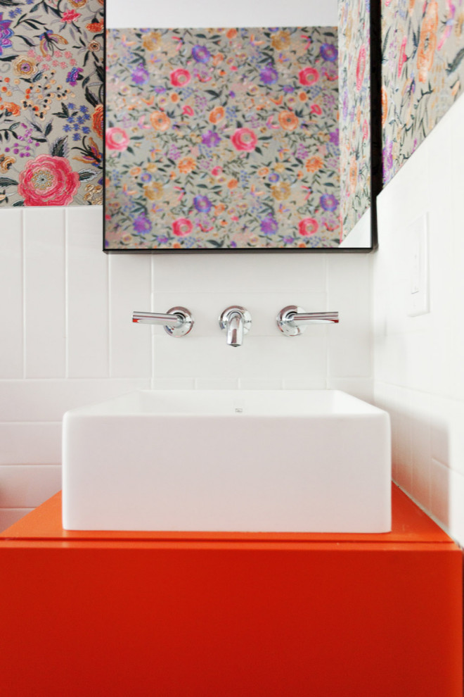 Источник вдохновения для домашнего уюта: маленькая ванная комната в стиле фьюжн с плоскими фасадами, оранжевыми фасадами, открытым душем, белой плиткой, керамической плиткой, разноцветными стенами, полом из керамической плитки, душевой кабиной, настольной раковиной, столешницей из ламината, черным полом, открытым душем, оранжевой столешницей, тумбой под одну раковину, напольной тумбой и обоями на стенах для на участке и в саду