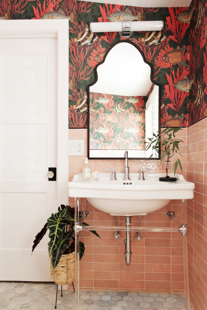 Стильный дизайн: маленькая ванная комната в стиле фьюжн с открытыми фасадами, белыми фасадами, открытым душем, розовой плиткой, керамогранитной плиткой, разноцветными стенами, мраморным полом, душевой кабиной, монолитной раковиной, серым полом, открытым душем, белой столешницей, тумбой под одну раковину, напольной тумбой и обоями на стенах для на участке и в саду - последний тренд