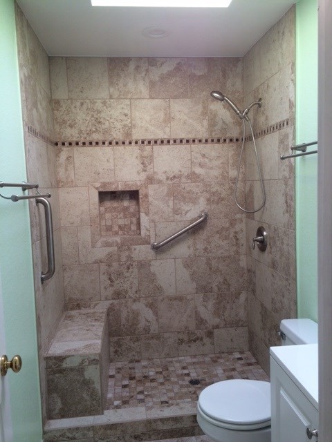 Foto på ett litet industriellt badrum med dusch, med luckor med upphöjd panel, vita skåp, ett hörnbadkar, en kantlös dusch, en toalettstol med hel cisternkåpa, gul kakel, mosaik, vita väggar, klinkergolv i keramik, ett nedsänkt handfat och bänkskiva i kvarts