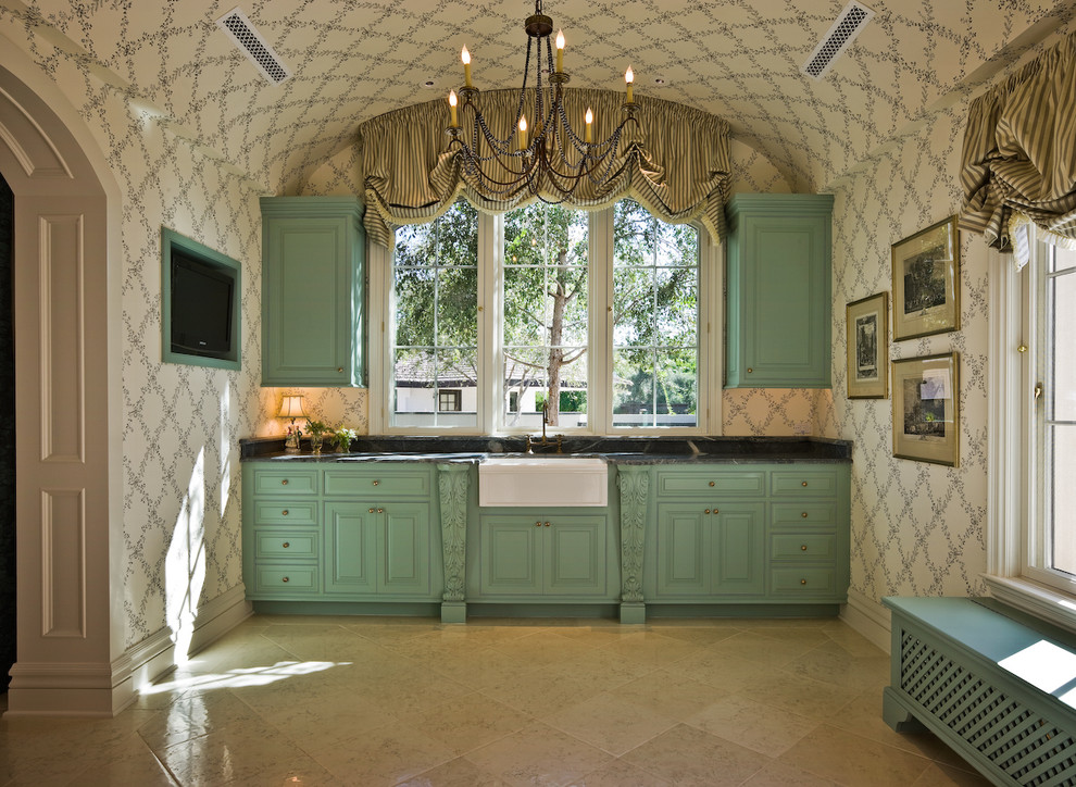 Стильный дизайн: ванная комната в классическом стиле с врезной раковиной и синими фасадами - последний тренд