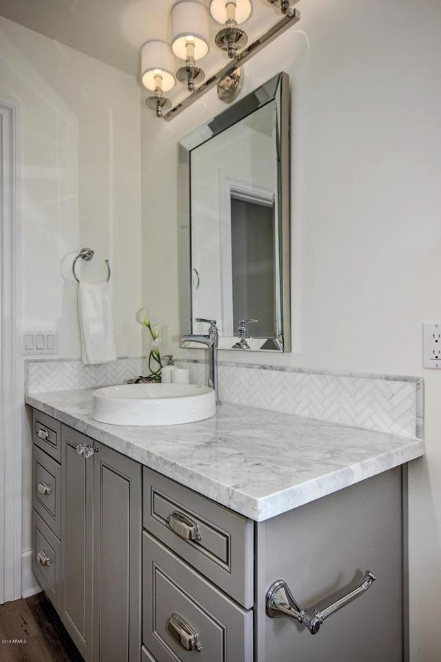 Пример оригинального дизайна: большая ванная комната в стиле неоклассика (современная классика) с фасадами с выступающей филенкой, серыми фасадами, серой плиткой, белой плиткой, стеклянной плиткой, белыми стенами, душевой кабиной, настольной раковиной и мраморной столешницей