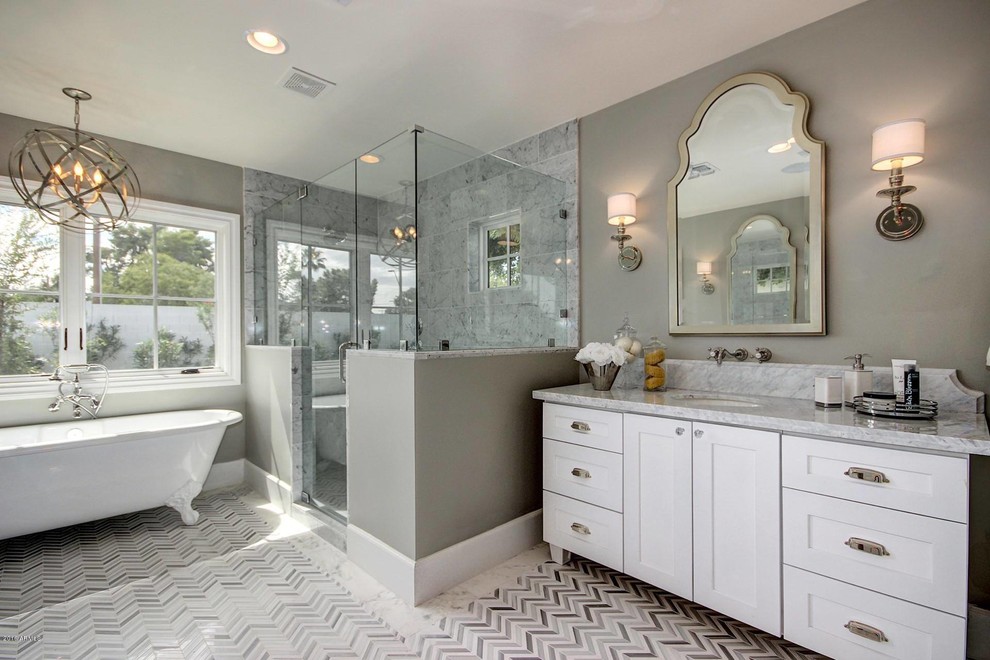 Inredning av ett klassiskt stort en-suite badrum, med skåp i shakerstil, vita skåp, ett badkar med tassar, en dusch i en alkov, grå kakel, vit kakel, mosaik, grå väggar, mosaikgolv, ett undermonterad handfat och marmorbänkskiva