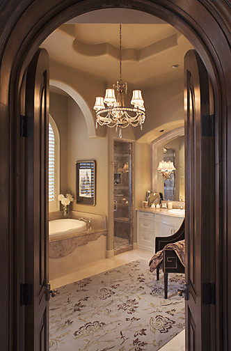 Inspiration för medelhavsstil badrum, med ett undermonterad handfat, möbel-liknande, vita skåp, marmorbänkskiva, ett platsbyggt badkar, en dusch i en alkov, vit kakel och stenkakel